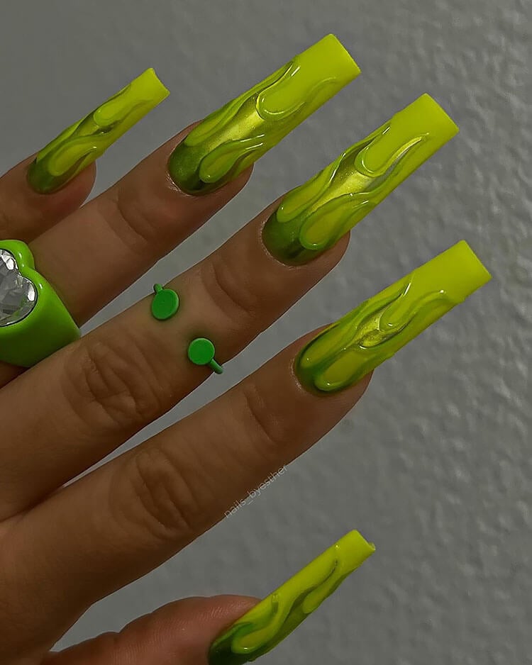 Uñas de llama verde neón