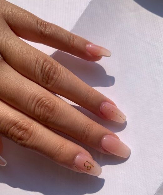 Arte de uñas minimalista con signo de Leo en uñas acrílicas largas con forma de ataúd