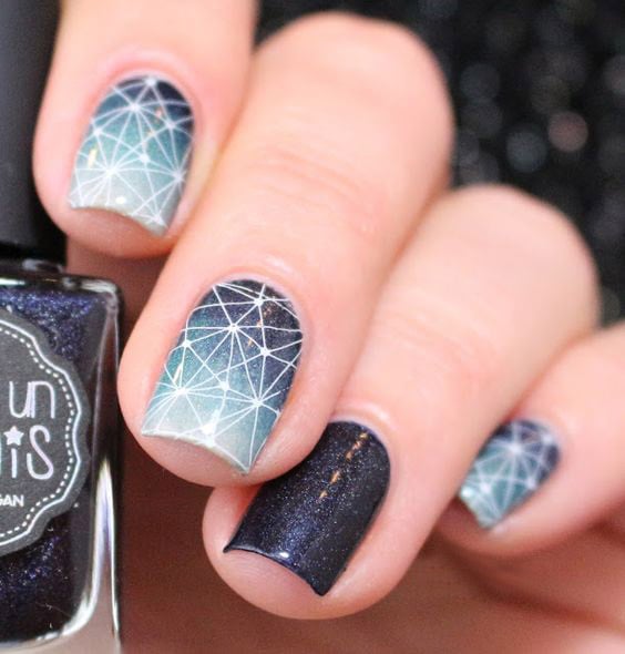 uñas ombre con motivos triangulares