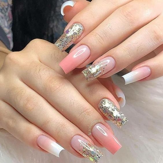 Efecto sombrío rosa y blanco con brillos plateados en uñas acrílicas largas y cuadradas