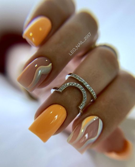 Color de uñas naranja pálido y arte abstracto en uñas cortas y cuadradas.