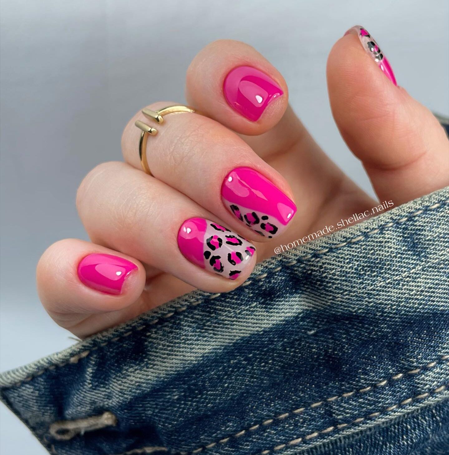 Color de uñas rosa vibrante con estampado de leopardo en uñas cuadradas cortas y cónicas