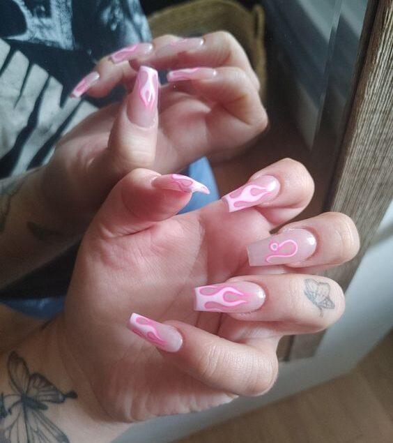 Llamas de color rosa claro y Leo firman diseños de uñas en uñas acrílicas largas con forma de ataúd