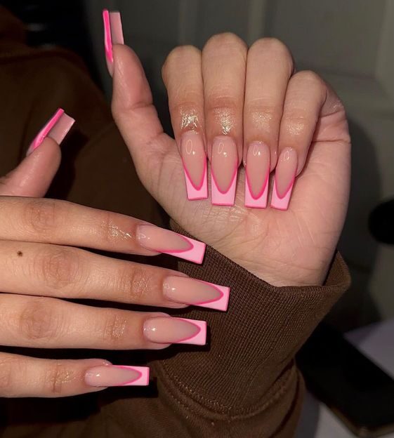 Puntas francesas de color rosa claro en uñas acrílicas largas y cuadradas