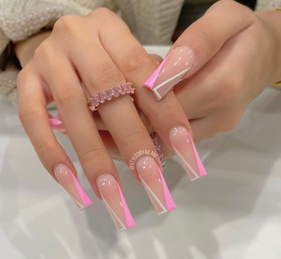 Puntas francesas inclinadas de color rosa y blanco en uñas acrílicas largas y transparentes con forma cuadrada