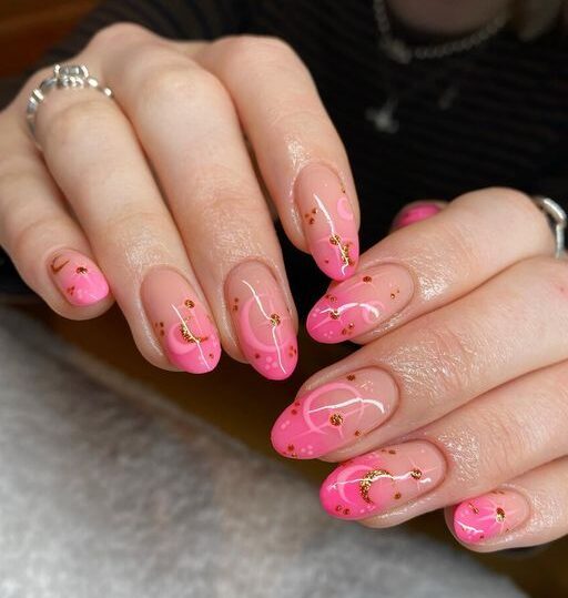 Efecto ombre rosa suave con lámina dorada y decoración de uñas celestial en uñas largas y redondas