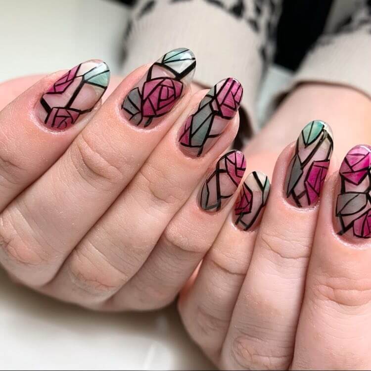 Uñas de vidrieras de flores rosas