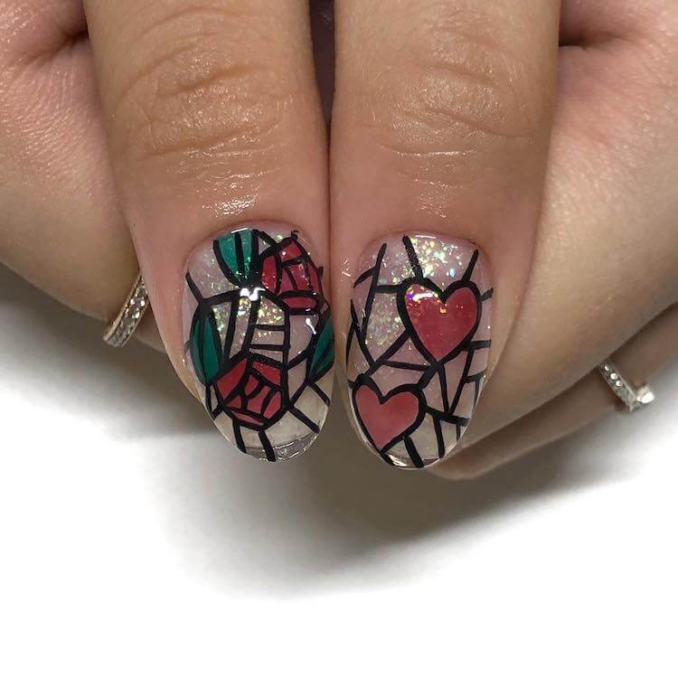 Uñas de vidrieras de rosas y corazones