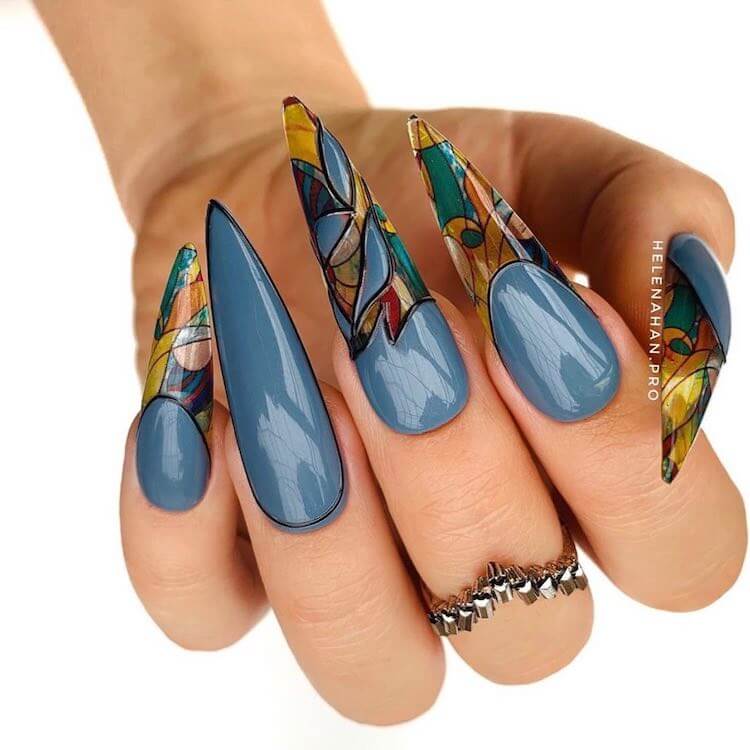 Uñas de vidrieras azules