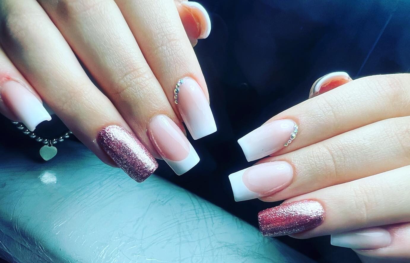 Combinación de esmalte de uñas blanco y oro rosa brillante en uñas cuadradas medianas