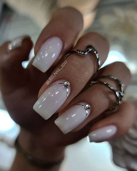 Esmalte de uñas blanco pálido con arte de uñas minimalista en uñas cuadradas de punta media
