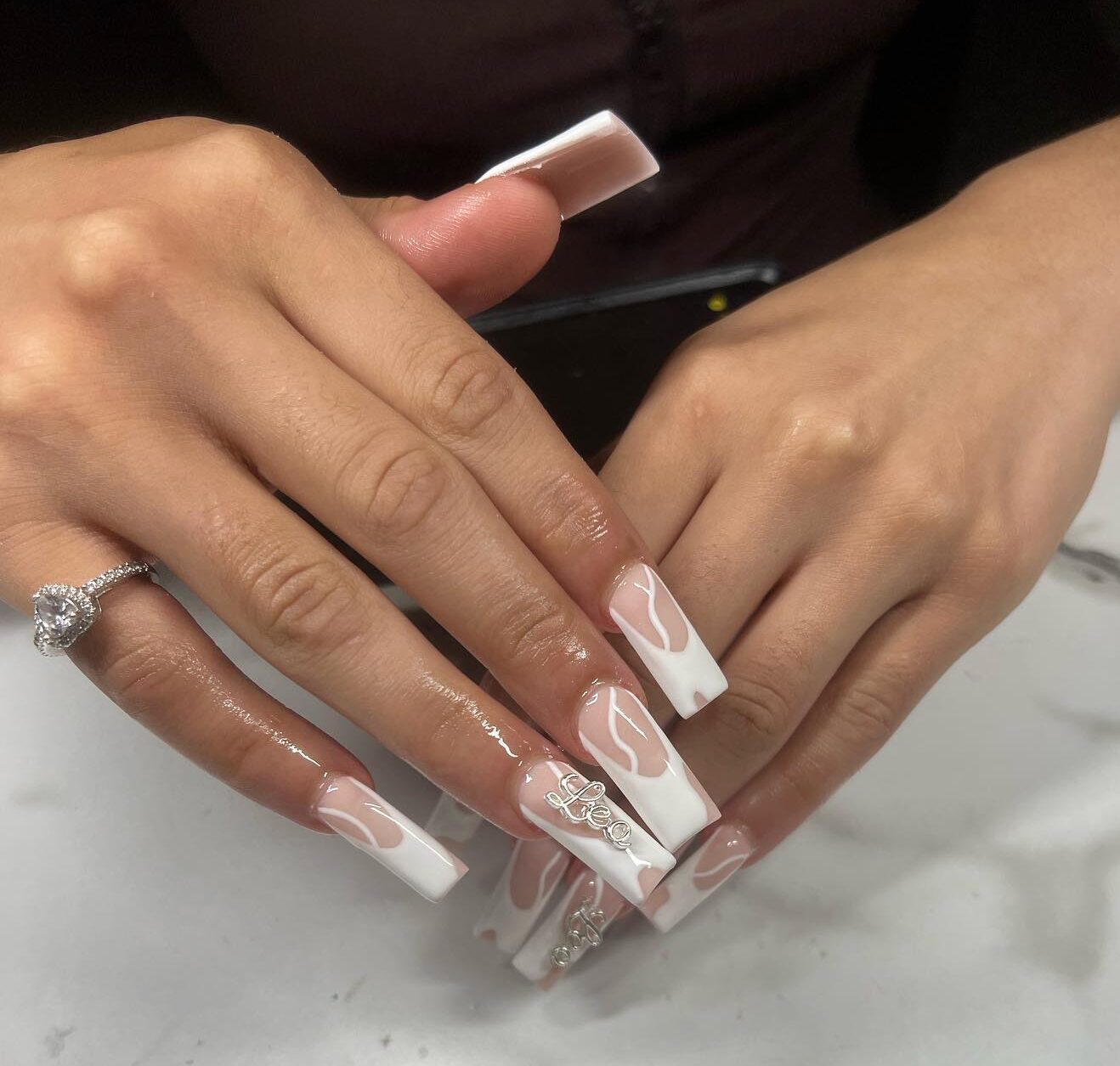 Puntas francesas abstractas blancas en uñas acrílicas largas y cuadradas