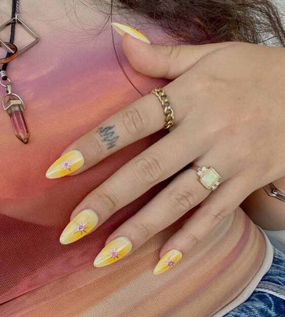 Degradado de aura amarilla con arte de uñas celestial en uñas largas color almendra