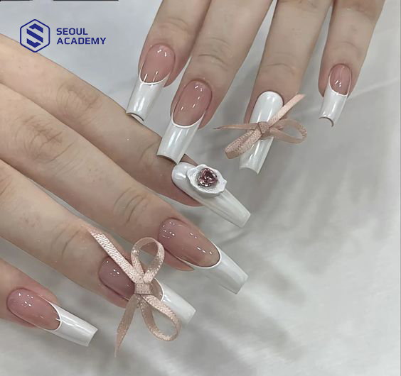 Mẫu nail đính nơ ruy băng kết hợp các hoạ tiết vô cùng ấn tượng và độc lạ