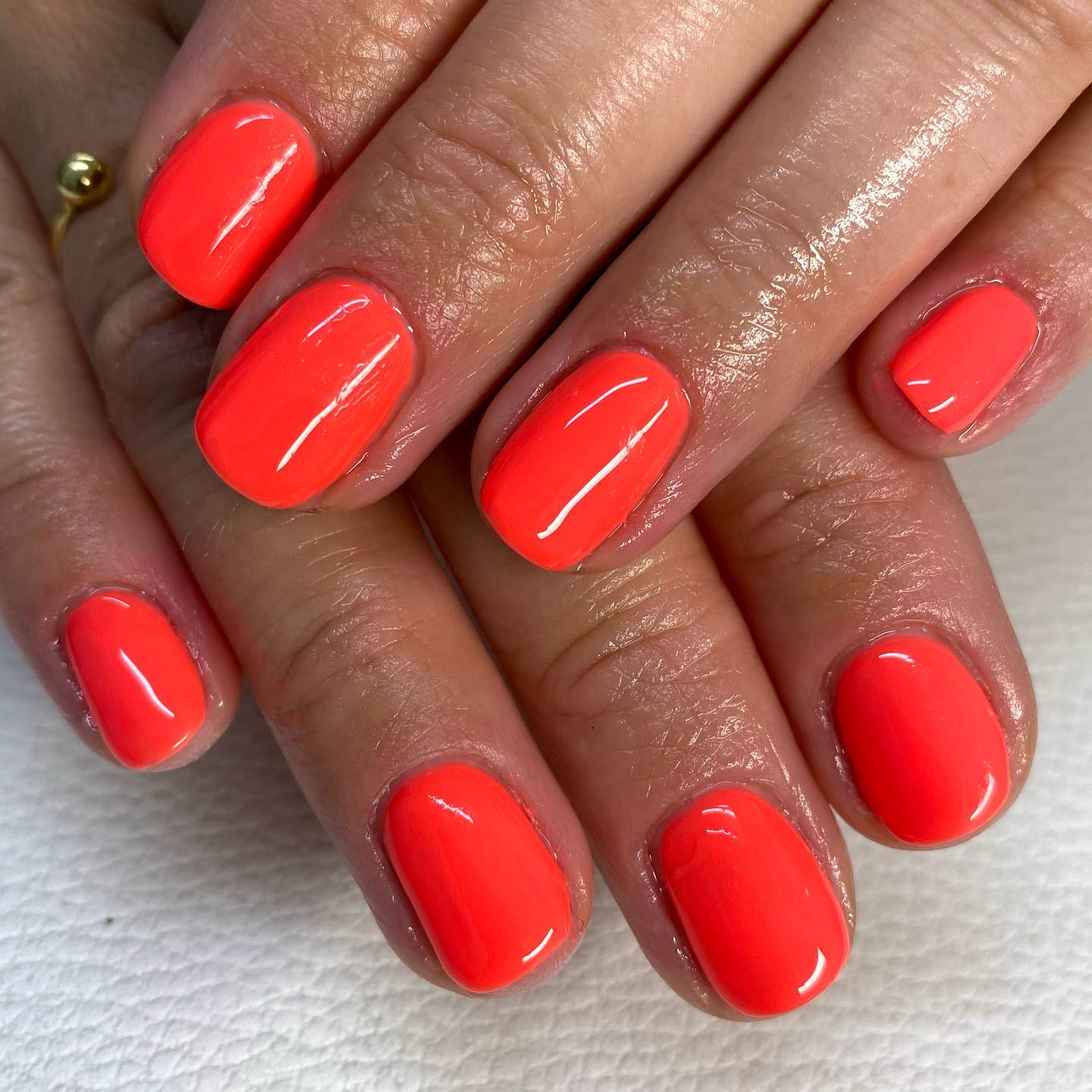 When it comes to find the best summer nail color ideas, shiny and plain orange mani is a great choice for you.