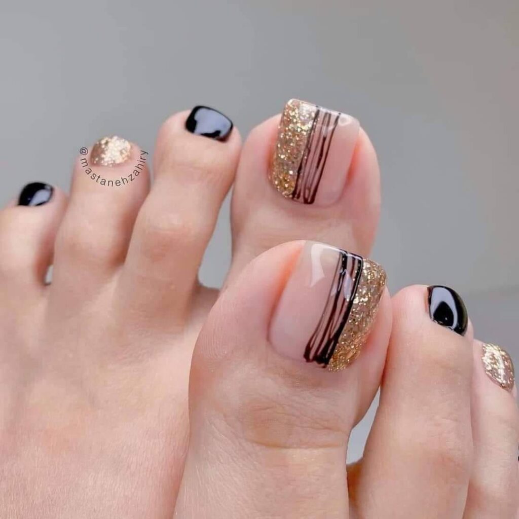 111 Unas de los Pies con Lineas de Glitter Dorado y negras