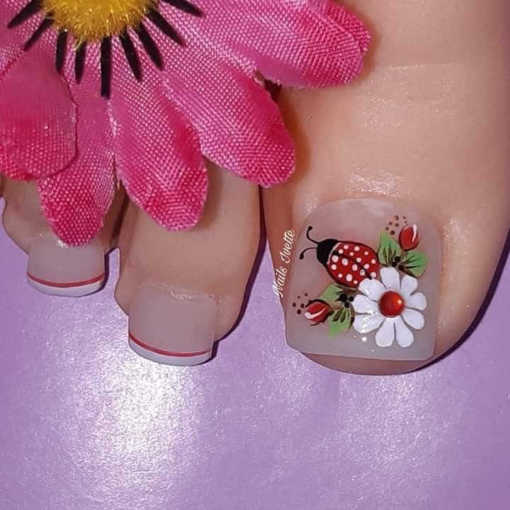 191 Disenos de unas para pies pintura rosada mariquita con margarita y hojas verdes