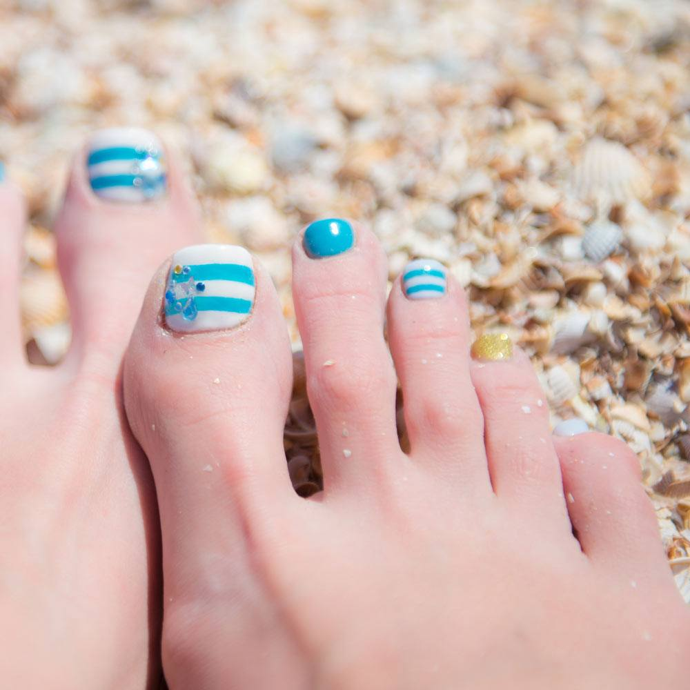 Pedicura de playa con color azul.