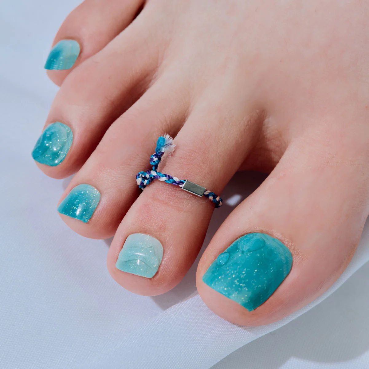 Hermosas uñas de los pies de color verde jade te hacen más joven