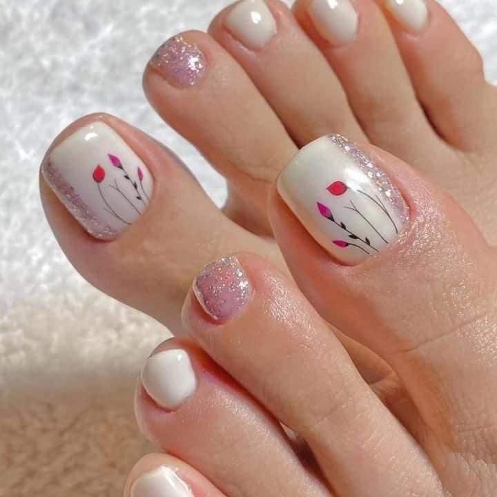 91 Unas de Decoraciones de los pies con flores tulipanes fondo blanco y glitter plateado