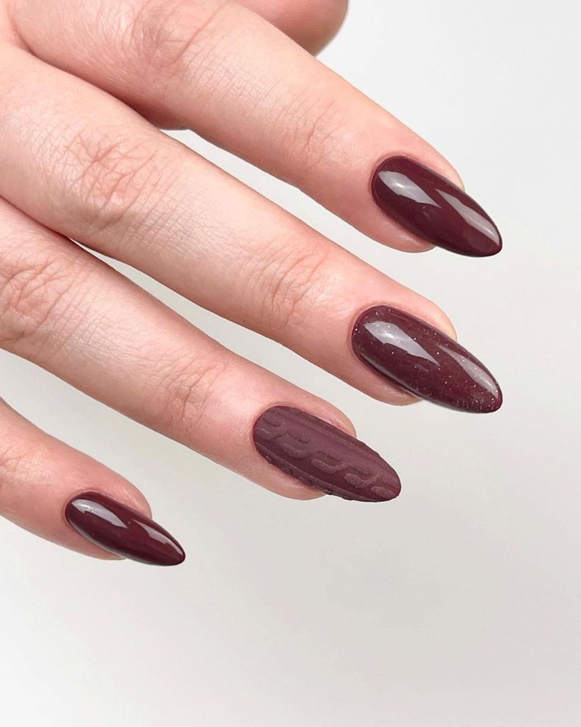 Uñas color chocolate burdeos con diseño de tejido trenzado