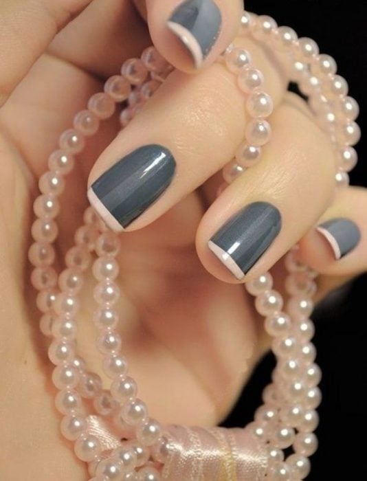 Diseño de uñas francesas en color gris con una línea en color rosa