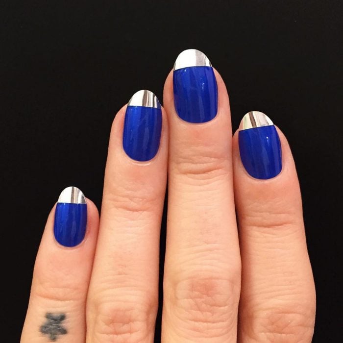 Diseños de uñas francesas en color azul con la punta en color metal