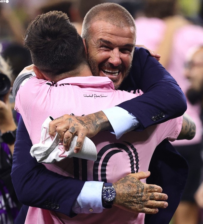 Invictos on X: "Vean nada más la sonrisa y la felicidad de David Beckham mientras abraza al hombre que guió a su club al primer título de toda su historia. En menos