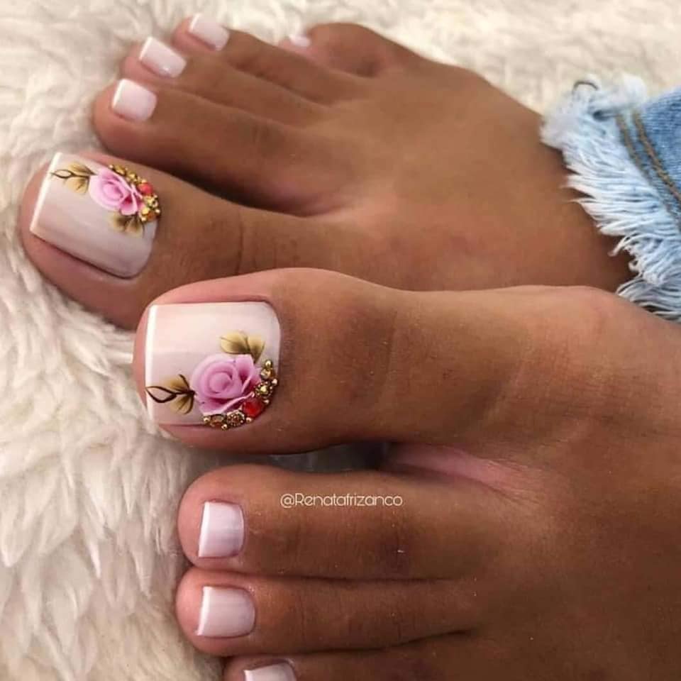 Nail Unas de Pies Blancas con Rosa rosada y adornos dorados en dedo mayor