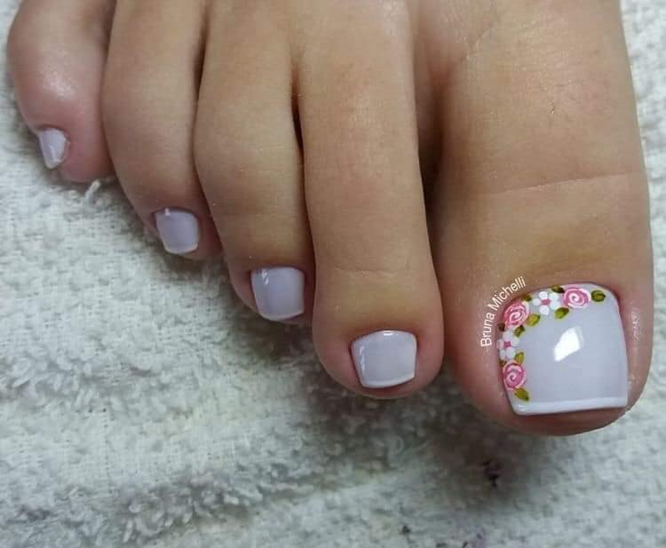 Nail Unas de Pies Blancas con detalle de ramito de flores