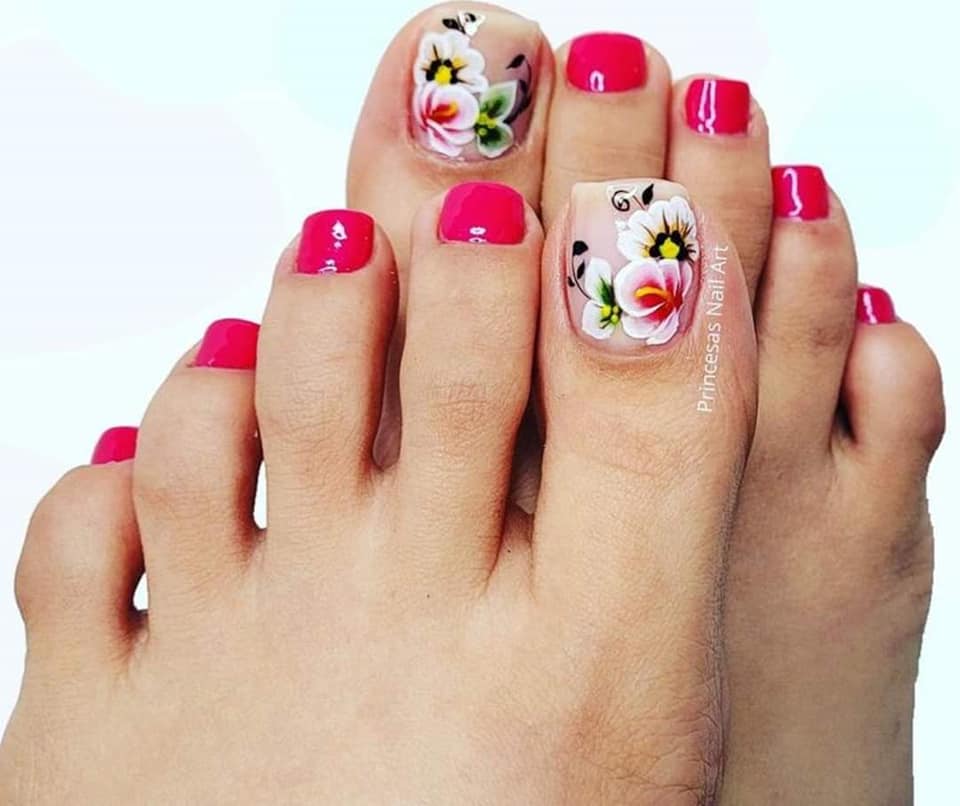 Nail Unas de Pies Rojas pero dedo mayor pintado con flores blancas y rojas