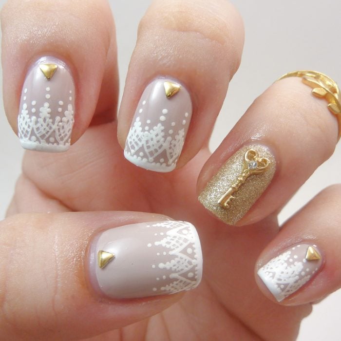 Uñas de novia en color blanco con estampados y dorado