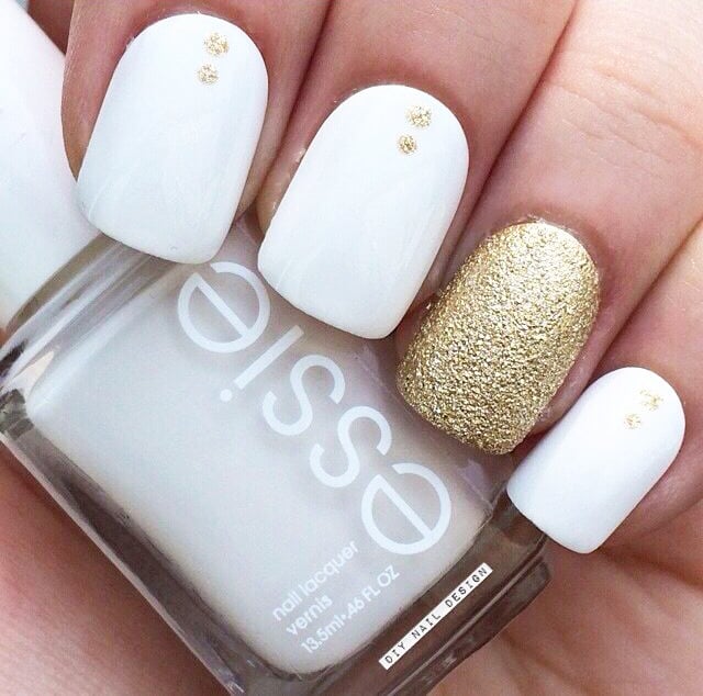 Uñas de novia en color blanco con dorado