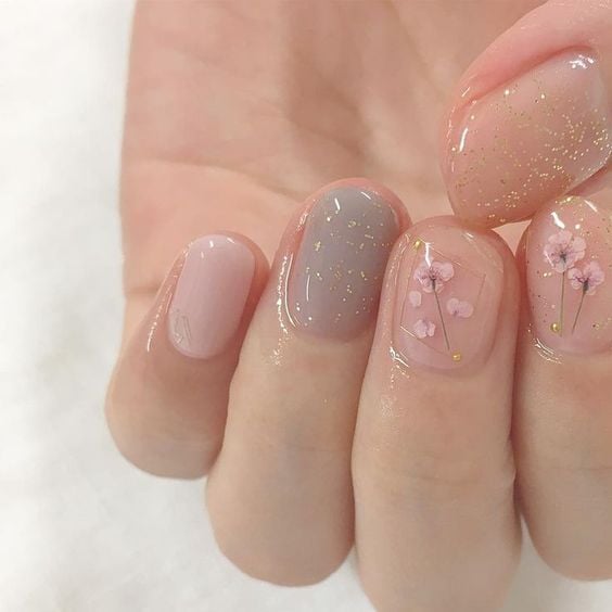 Manicura en tono rosa pastel con un toque florar hecho a mano