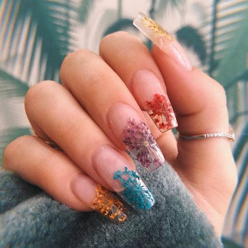 Manicura de colores con naturaleza muerta en el interior