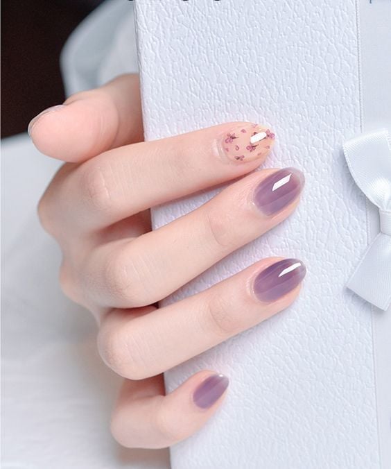 Manicura en tono lila con degradado y decorado de flores lilas