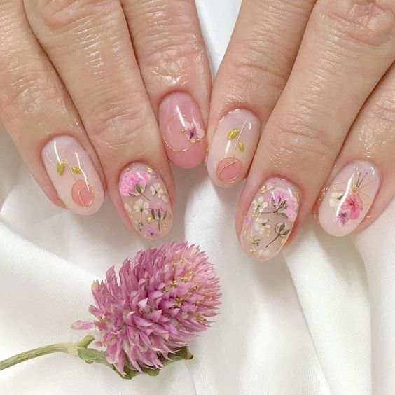 Manicura con flores rosas, lilas y blancas