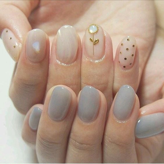 Manicura e azul cielo con una rosa blanca