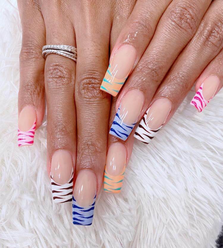 uñas con estampado de cebra