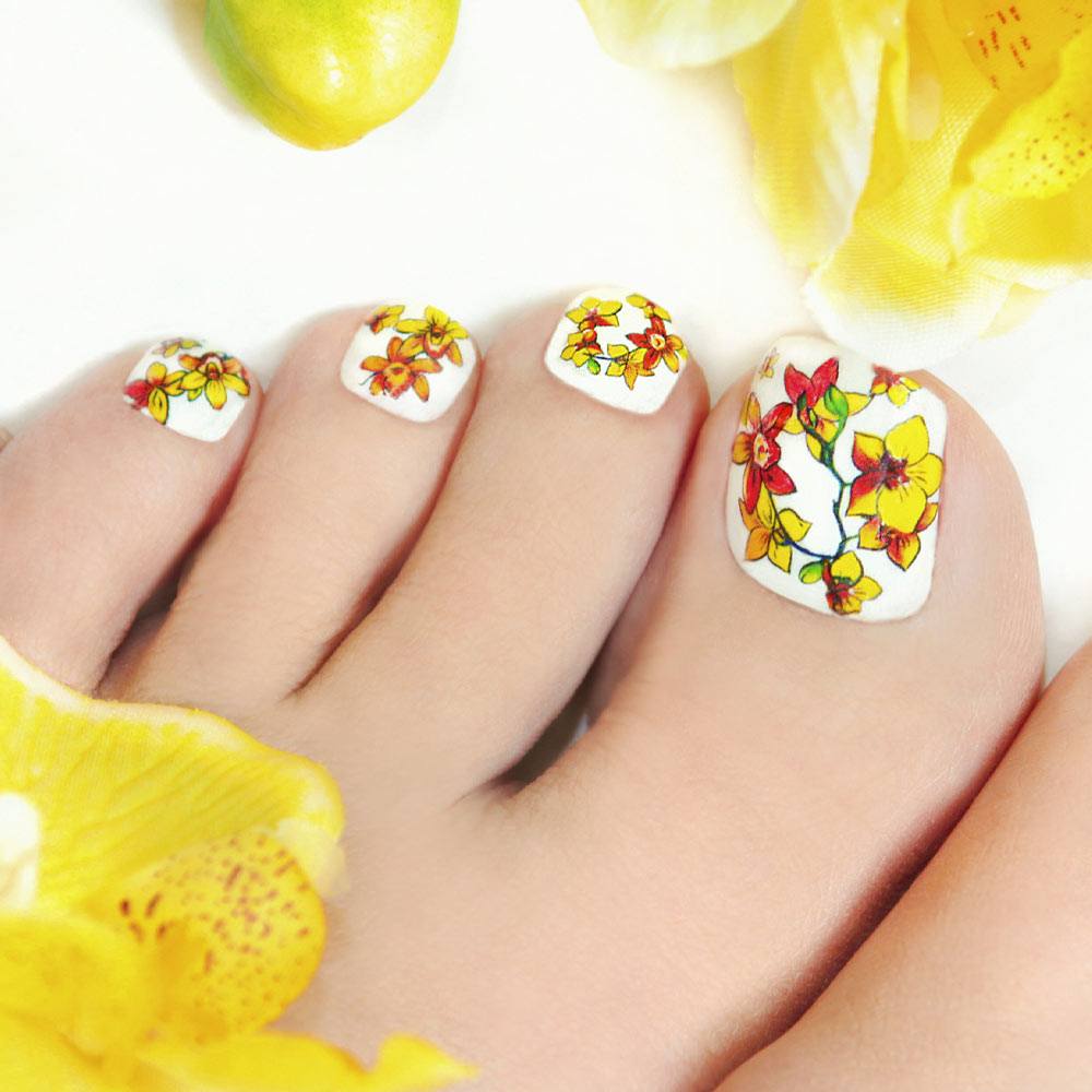 Celebra Tet con pedicura amarilla