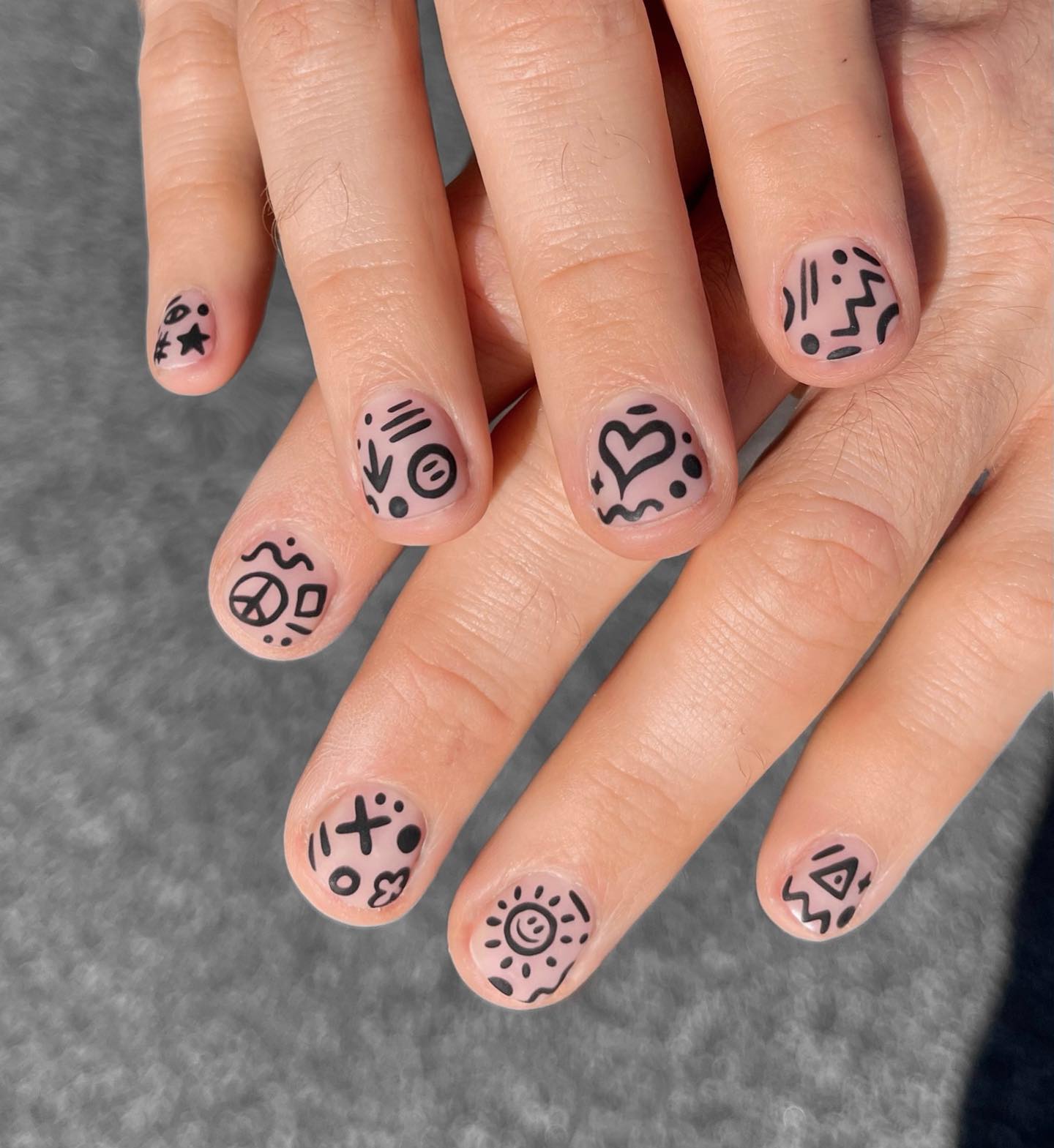 Doodle nail art es exactamente lo que parece: arte de uñas basado en garabatos.  ¡Puede ser tan simple como un pequeño garabato en una uña, o puede ser una obra maestra completa que abarque todas tus uñas!