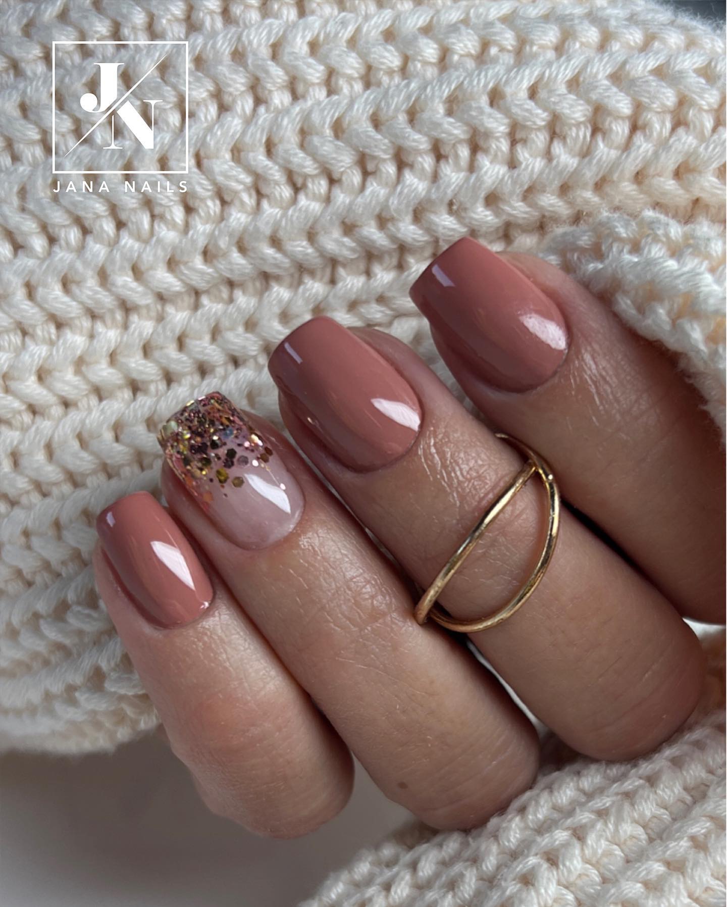 Con uñas marrones nude, no lucirás aburrida ni demasiado sutil.  El marrón es un color que puede combinar con casi cualquier cosa y es una excelente opción para el otoño y el invierno porque puede lucir elegante y al mismo tiempo ser lo suficientemente cálido para los meses más fríos.