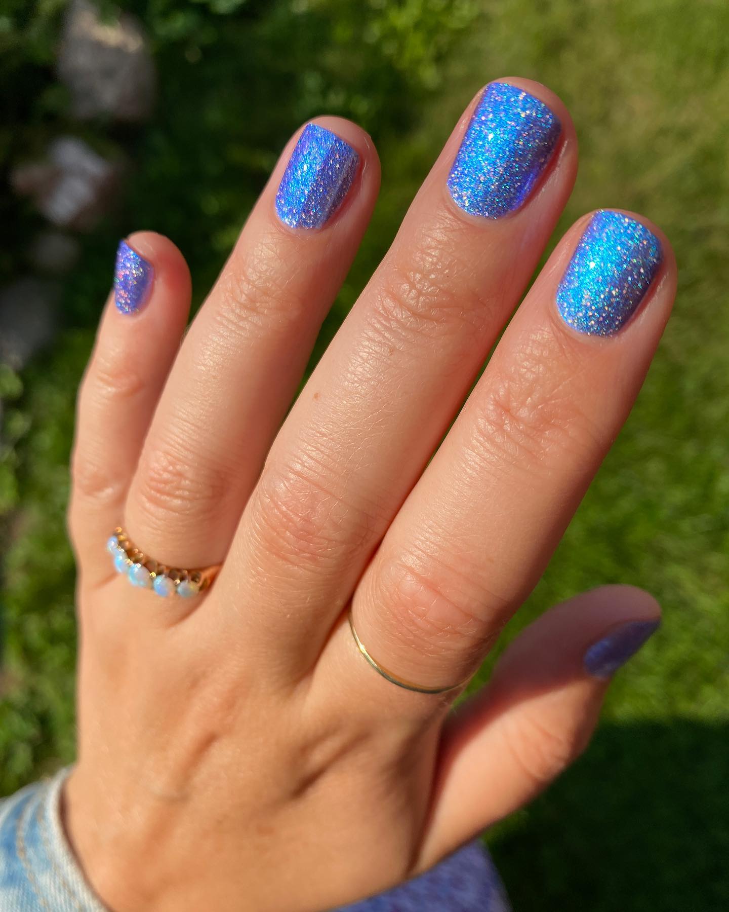 Las uñas con brillo azul son una excelente manera de agregar un poco de brillo a tu apariencia.  Son perfectos para fiestas navideñas o en cualquier momento en el que quieras sentirte un poco más glamoroso y lucen increíbles en tus uñas cortas.