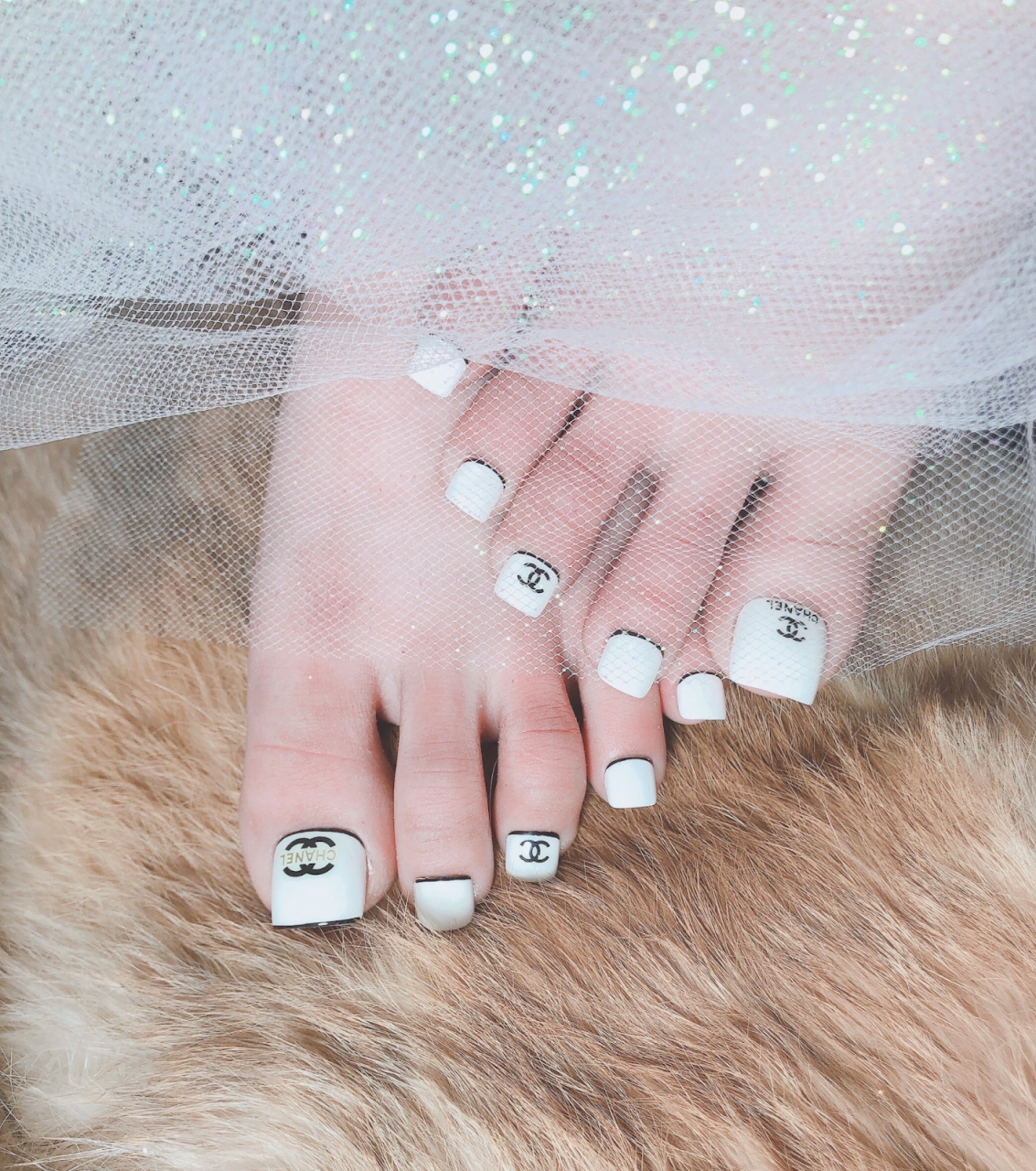 Da rienda suelta a tu personalidad con la hermosa pedicura de Chanel