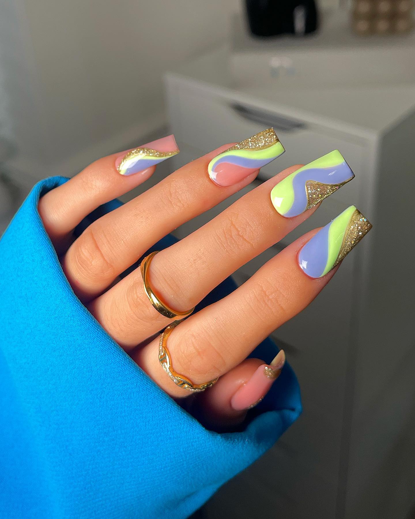 ¡Estas uñas son absolutamente adorables!  Los grandes remolinos de colores pastel verdes y azules son increíbles para combinar con los brillantes.