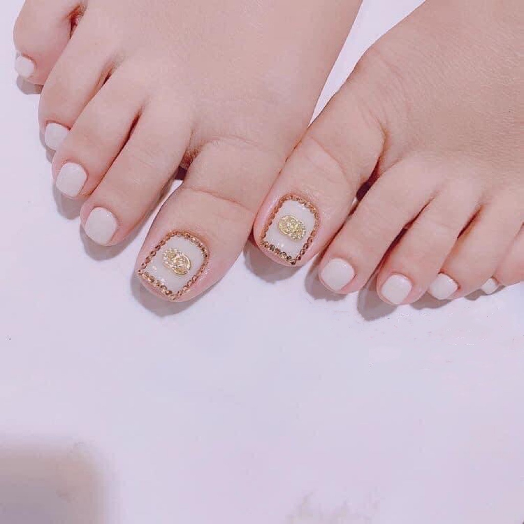 Pedicura Gucci con piedras de lujo.