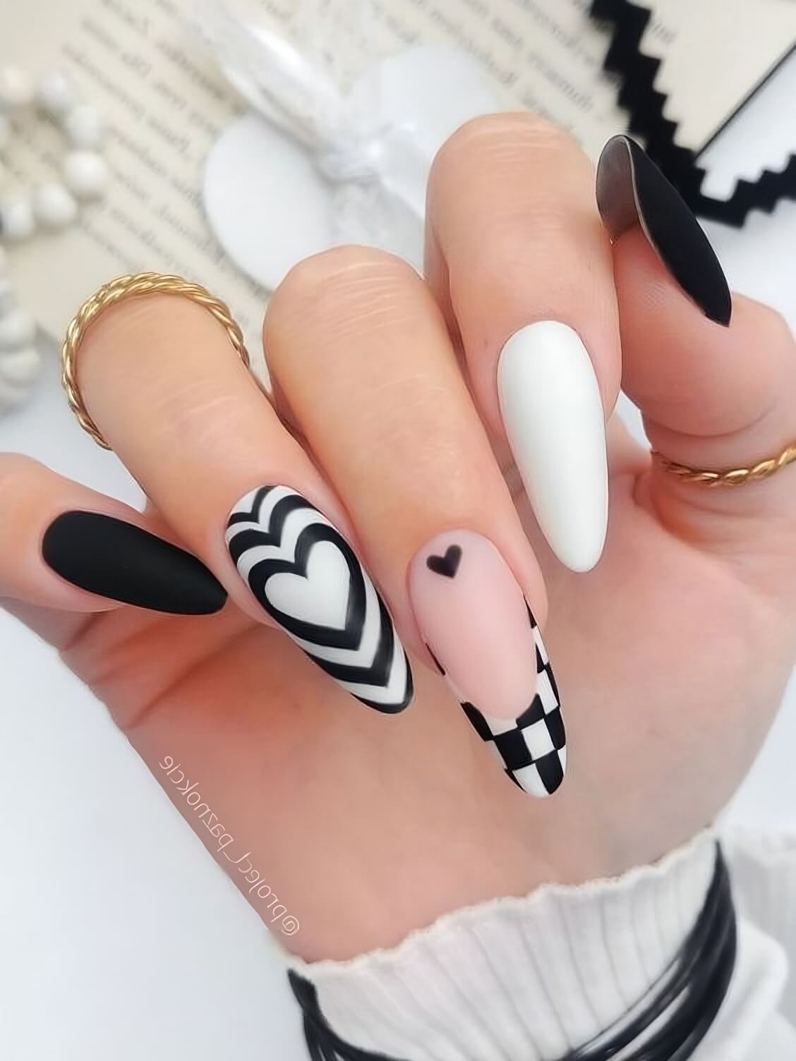 30 Black And White Nails That Are A Huge Hit Right Now - 185