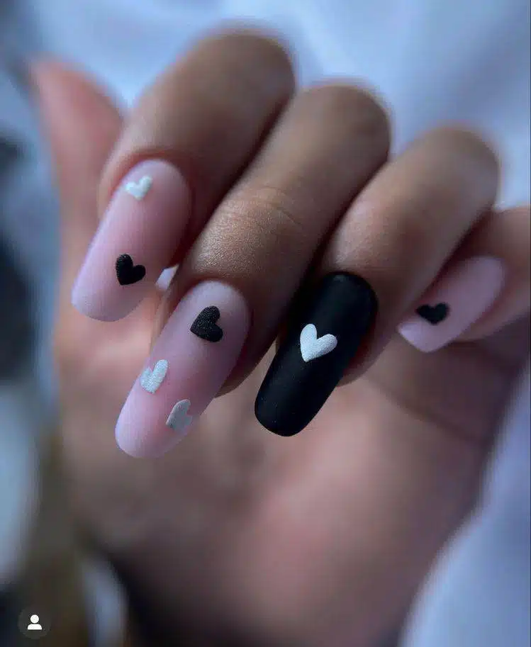 30 Effortlessly Chic Black-And-White Nail Designs So Easy To Copy - 199