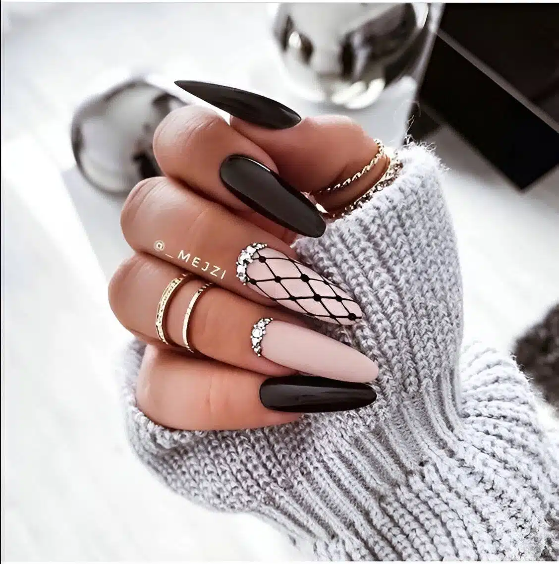 30 Elegant Black Nail Designs For Classy Beauty - 211