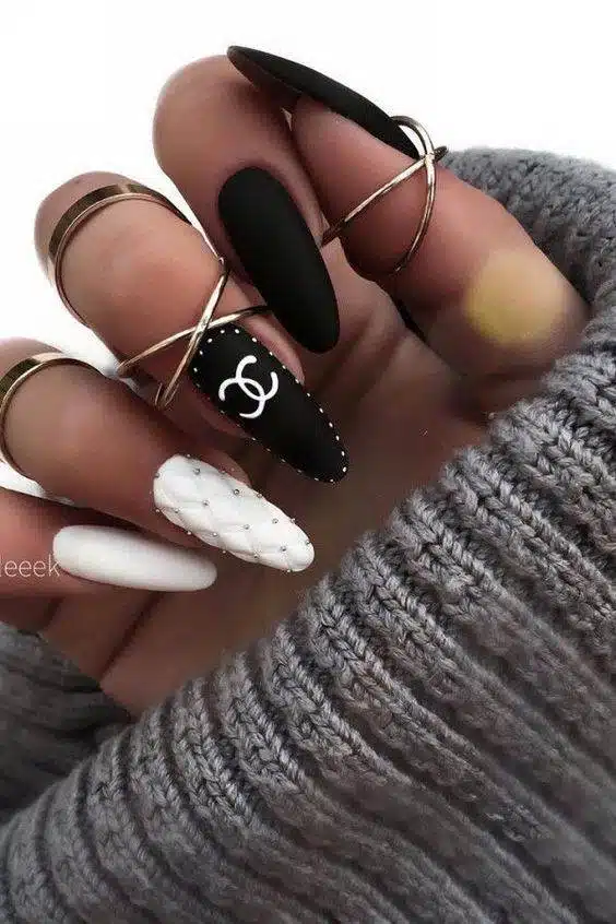 30 Elegant Black Nail Designs For Classy Beauty - 219